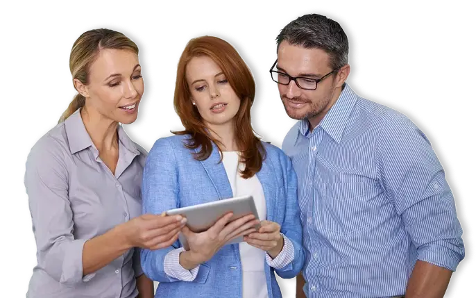 Personas revisando soluciones de capacitación